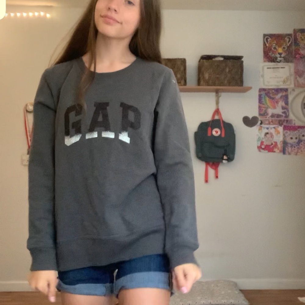 Grey gap crew neck